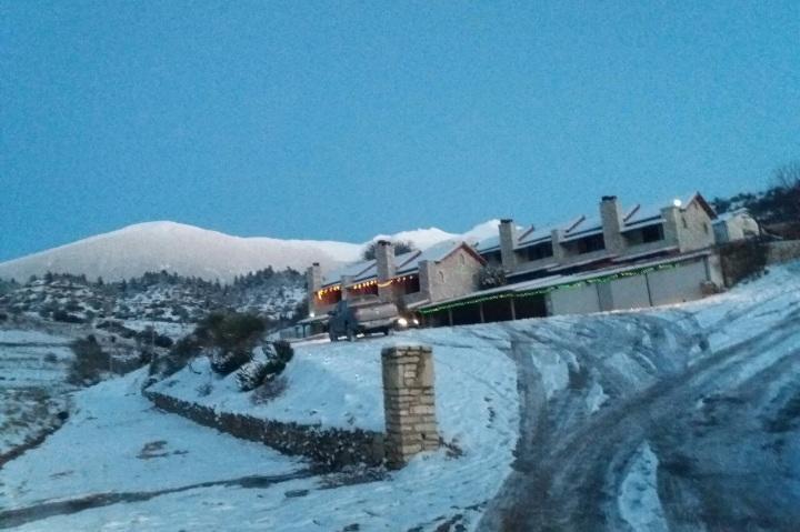 Appartement Mezonetes Helmos à Ano Lousoi Extérieur photo